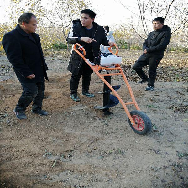 手推架式挖坑機讓農(nóng)民輕松種樹